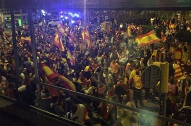 Футбольні фанати з іспанськими прапорами протестували в центрі Барселони
