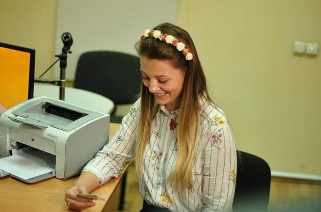 Київська школярка отримала "ювілейний" паспорт