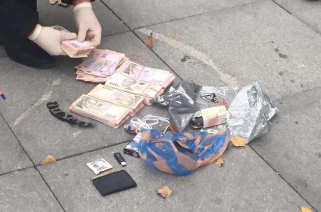 Поліцейські через посередника отримали понад півмільйона гривень