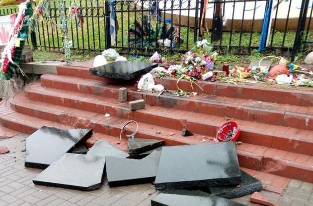 Житель Севастополя разбил в Киеве памятные знаки Героям Небесной сотни