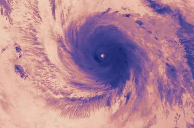 NASA показало снимок глаза урагана "Мария"