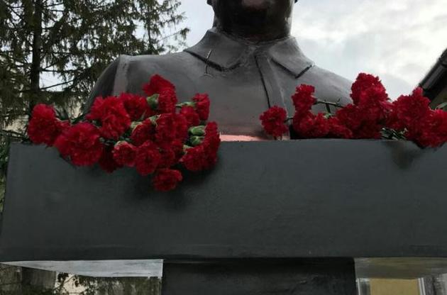 Русские пытались ввезти в Украину Сталина под обложкой учебника английского языка