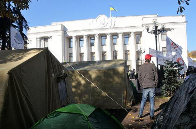 В палаточном городке у Рады находятся около 55 человек – МВД