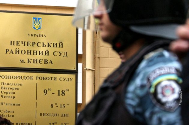 Под зданием Печерского суда Киева подрались активисты С14 и ОО "Майдан"