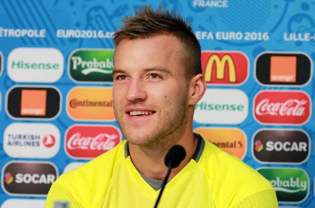 Ярмоленко перевезет в Германию семью