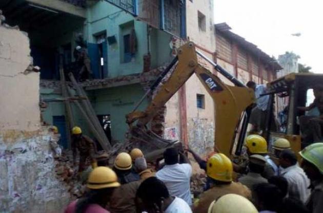 Восемь человек погибло при обвале крыши депо в Индии.