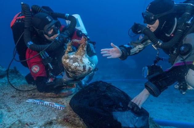 Археологи виявили уламки статуй і бронзовий диск на дні Середземного моря