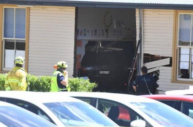В Австралии автомобиль въехал в здание школы, погибли дети