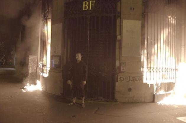 Художник Павленский поджег ограду Банка Франции и призвал к революции