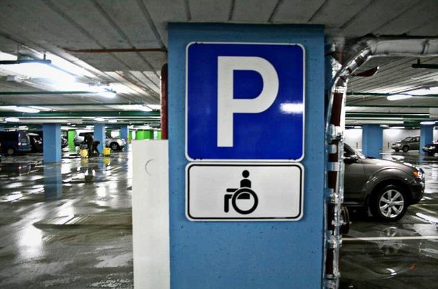 В Украине с 26 октября увеличиваются штрафы за парковку на местах для инвалидов