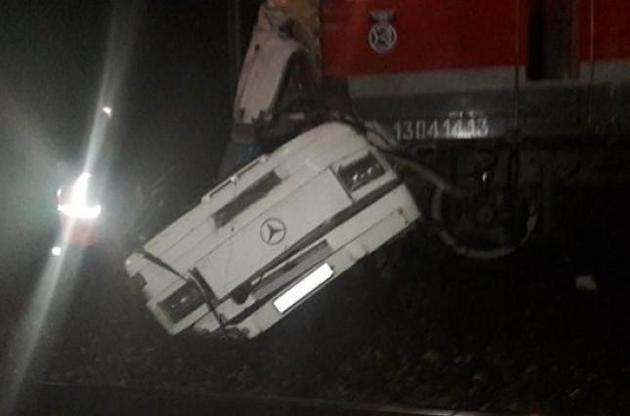 Поезд смял автобус, застрявший на переезде