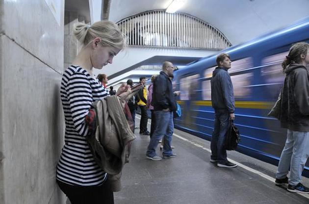 У Києві в результаті падіння на рейки метро загинув чоловік