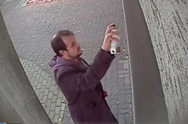 Польская полиция показала фото мужчины, поглумившегося над консульством Украины