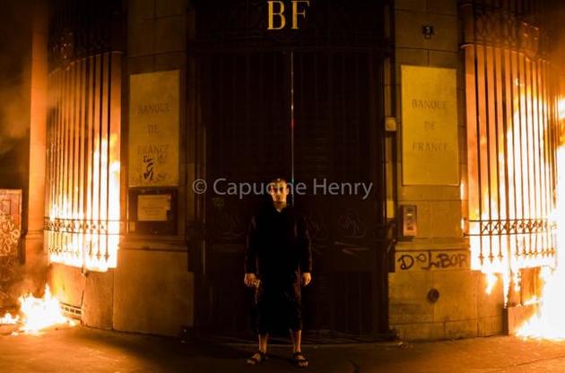 Російський художник підпалив Банк Франції в Парижі
