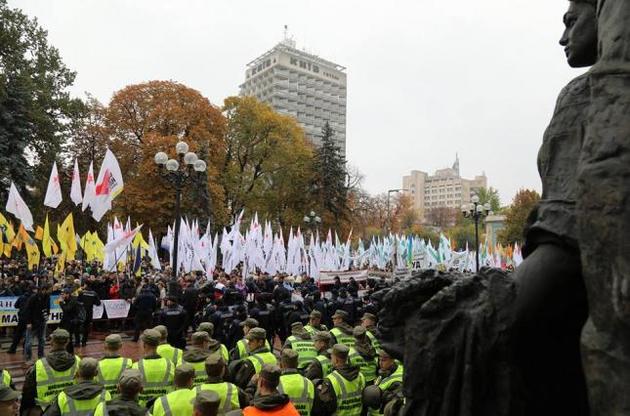 В Киеве возле здания парламента начался митинг