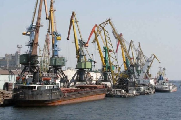У жовтні до портів анексованого Криму заходило понад 20 суден-порушників – МінТОТ