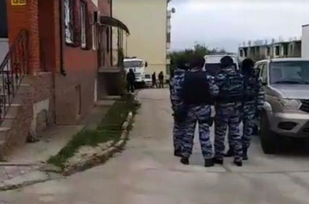 В Крыму оккупанты обыскивают дом учительницы крымскотатарского языка