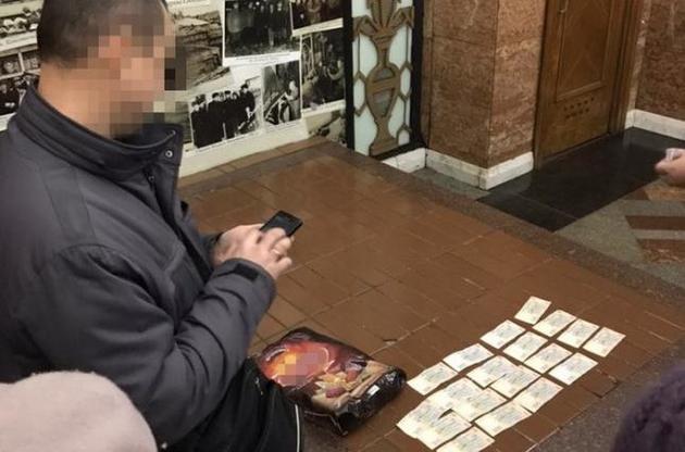 Киевского таможенника поймали на получении взятки в метро