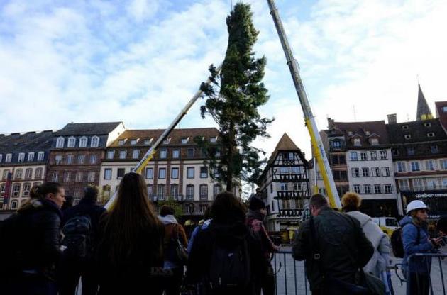 Прикрашати головну ялинку Страсбурга тиждень