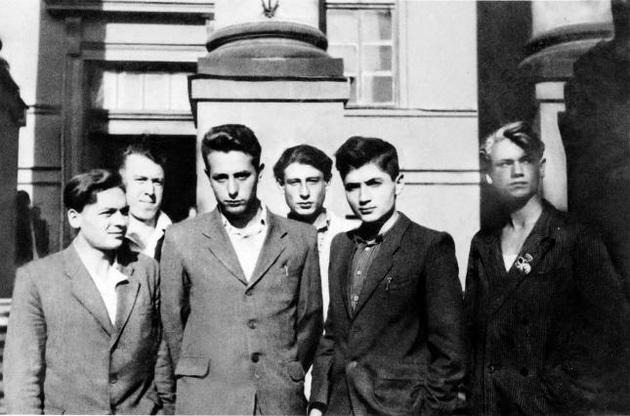Первые дни сентября 1952 г. Первокурсники (слева направо): Василий Чехун, Иван Шпыталь, Петр Савченко,
Борис Беляков-Бельский, Николай Рябый (?), Николай Сом.