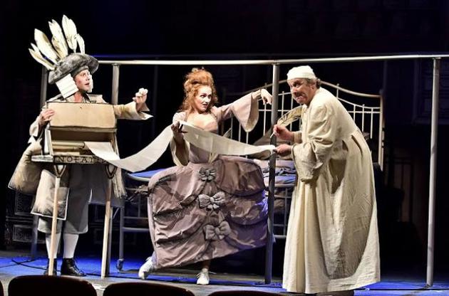 Сцена з вистави «Уявно хворий» (Харківський театр ляльок ім.В.Афанасьєва)