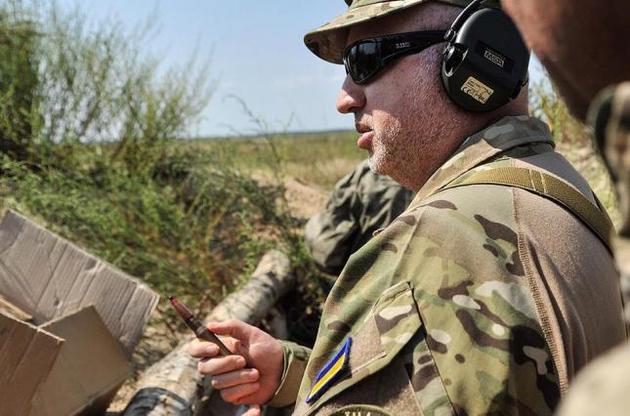 РФ стягивает к украинской границе силы, которые хотят "перекрасить" под миротворцев – Турчинов