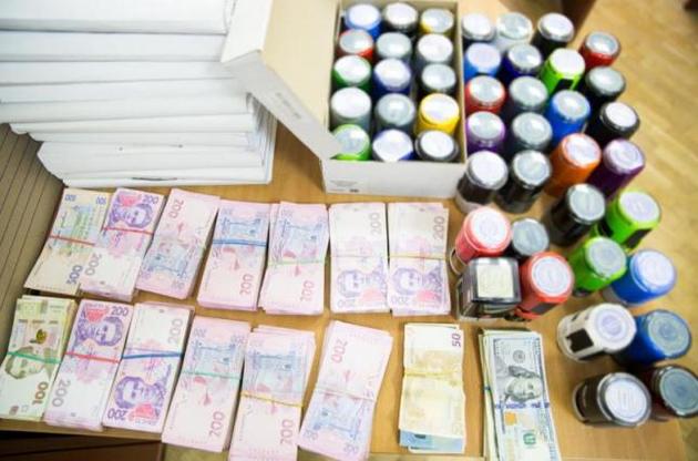 Під час обшуку детективи вилучили декілька сотень тисяч готівки