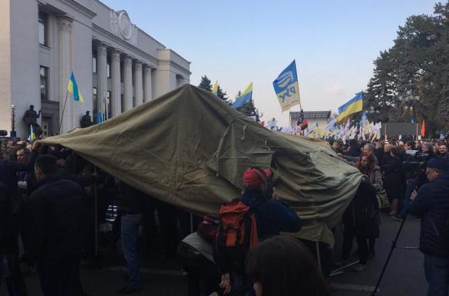 На Грушевского возле Рады начали разбивать палатки