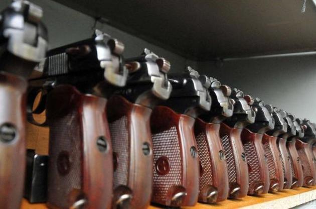 З початку року СБУ видала 200 одиниць нагородної зброї