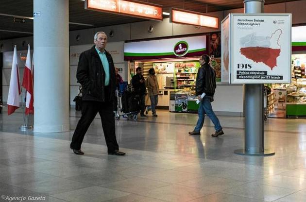 В аэропорту Варшавы ненадолго появились карты Польши с территориями Украины, Литвы и Беларуси в составе.