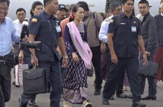 Лидер Мьянмы впервые с момента кризиса посетила деревни рохинджа