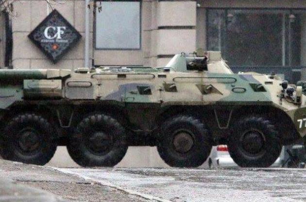 В центре города находится боевая техника