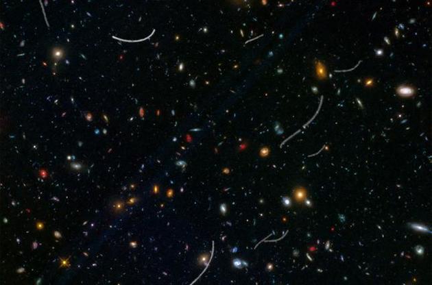Астероиды Солнечной системы помешали "Хабблу" сделать снимок далеких галактик