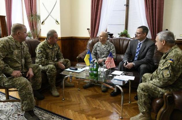 Муженко обговорив з американським аташе охорону українських арсеналів