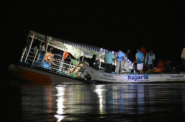 В Индии перевернулось небольшое судно, погибли 16 человек