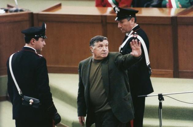 Главарь мафии "Коза Ностра" по прозвищу "зверь" умер в итальянской тюрьме, предварительно попрощавшись с родственниками. Правда, не всеми.