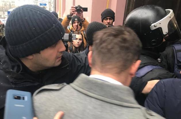 В центре Киева активисты заблокировали выезд автомобиля с задержанным Саакашвили