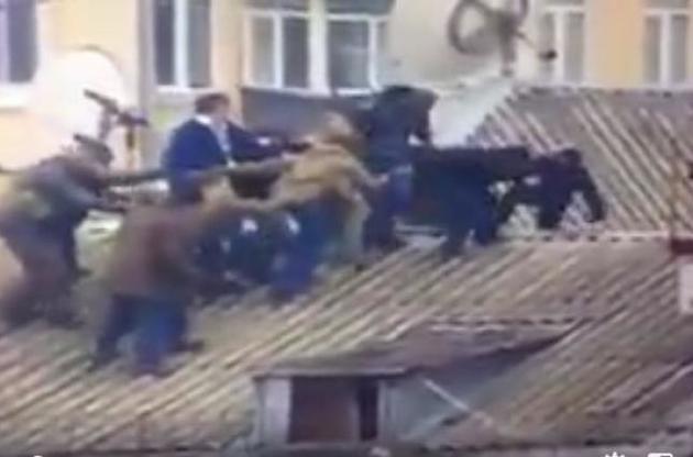 Появилось видео, как силовики снимали Саакашвили с крыши дома