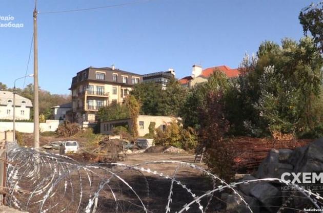 Над забором президентского участка растянули колючую проволоку