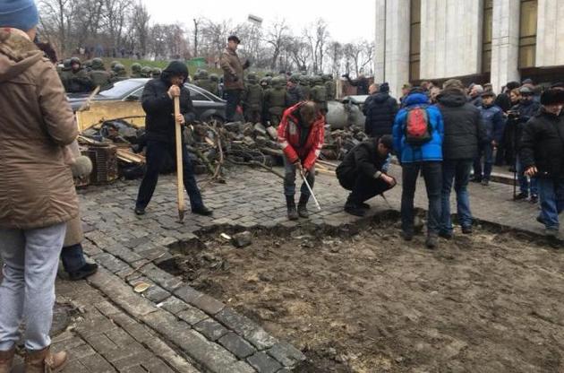 Активисты начали выкорчевывать брусчатку