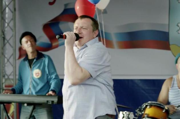 Герой кліпу співає про те, як вирішив стати кандидатом у президенти