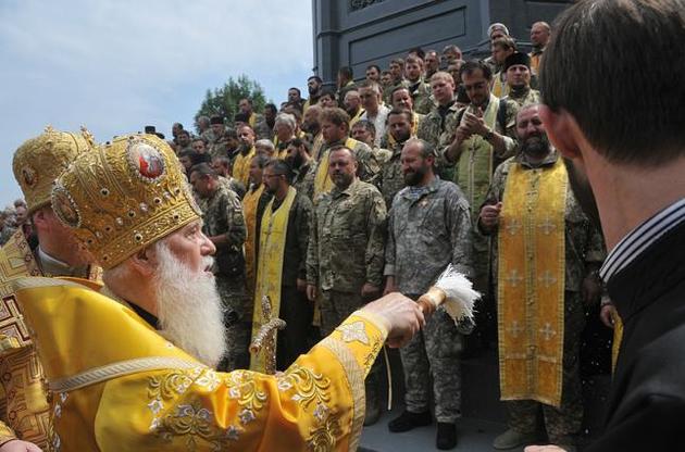 Найбільше українці довіряють волонтерам, церкві і армії