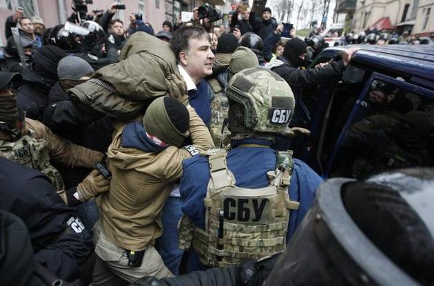 Сторонники вытащили Саакашвили из автомобиля