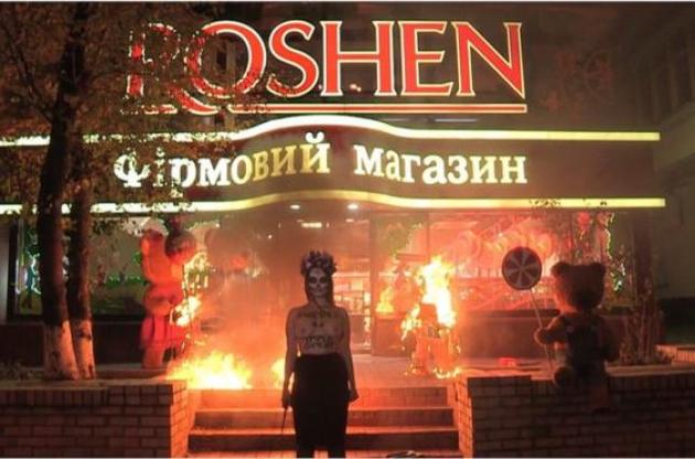 Активістка FEMEN підпалила плюшевих ведмедів біля магазину Roshen