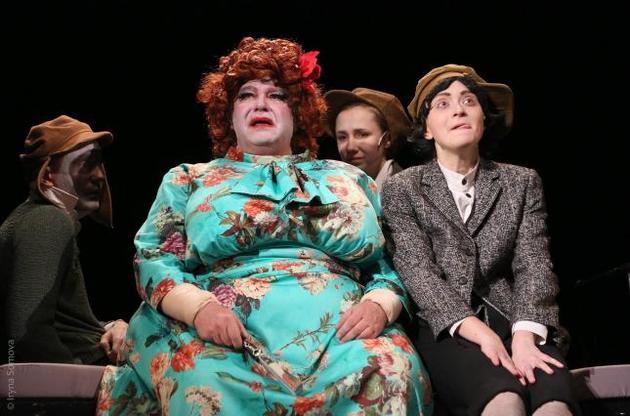 Роль Момо виконала Оксана Жданова, а бабусі Рози - Лев Сомов