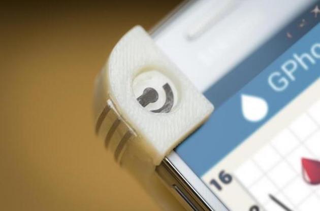 Глюкометр розташовується на чохлі для смартфона