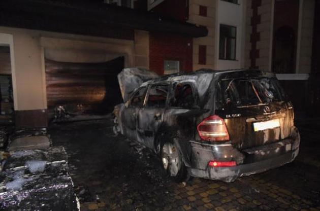 У Рівному вночі підпалили автомобіль і будинок депутата