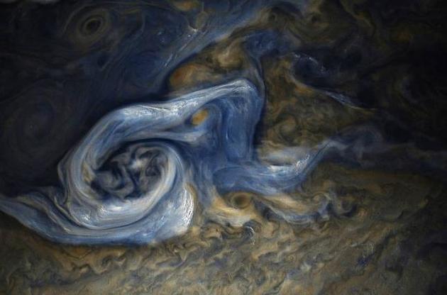 "Юнона" передала на Землю снимок гигантского белого урагана на Юпитере