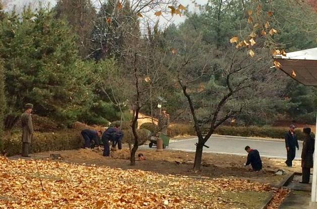 В КНДР приняли новые меры, чтобы обезопасить границу от дезертирства - вырыли траншею.