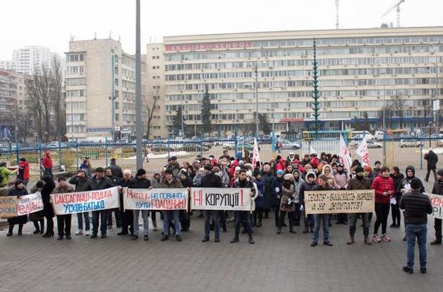 Работники театра вышли на митинг и объявили голодовку